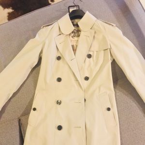 Authentic Burberry Kensington Short Trench Coat 🧥